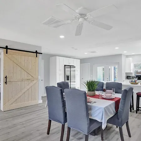 Modern 4Bdr Home With Pool By The Beach-3