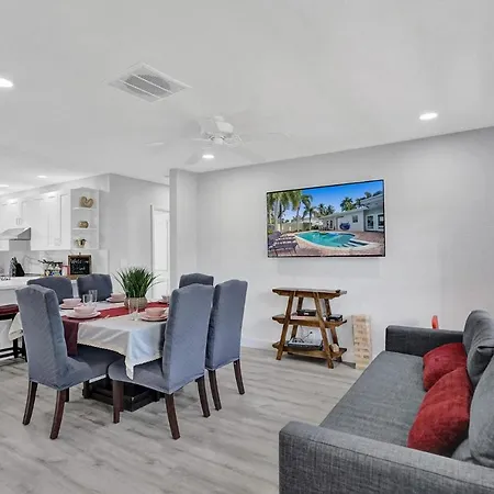 Modern 4Bdr Home With Pool By The Beach-2