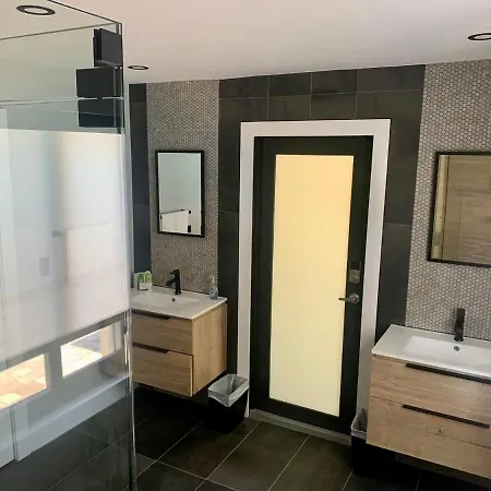 Fantastic 3 Bedroom Heated Salt Pool Home 3 Blocks From Wilton Drive-2