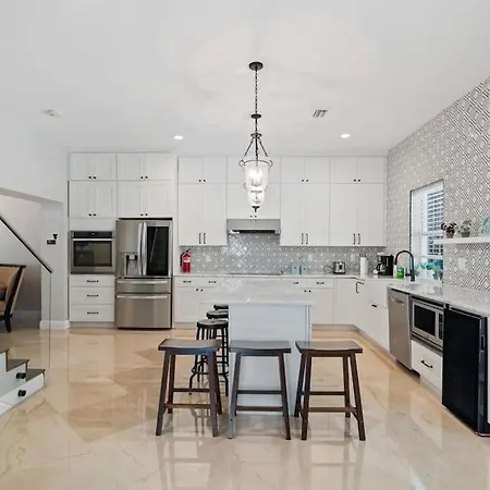 Las Olas Villa With Heated Salt Water Pool-3