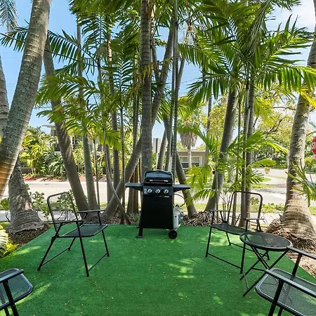 Banyan Room At The Palm Paradise Inn-3
