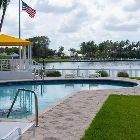 Waterfront- 4 Bedroom 3 Bath, Intercostal,Pool,5 Min Walk To Beach-8-2