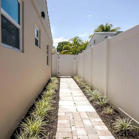 Modern 3 Bedroom Home W/ Hot Tub Near Fort Lauderdale Beach-2