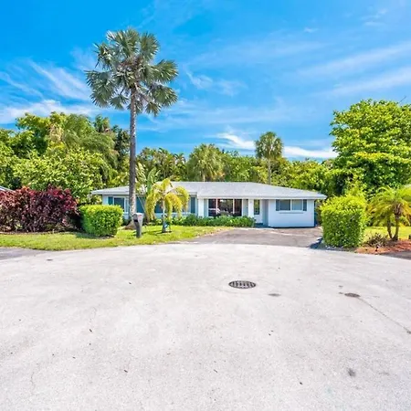 Wilton Tropical Oasis With Heated Pool And Hot Tub-2
