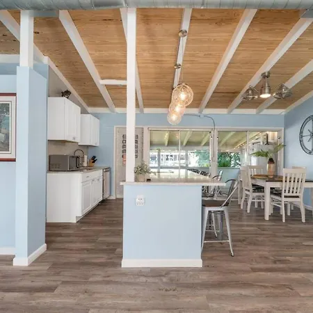 Kadens Coastal Front 2 Bed 1 Bath With Heated Pool And Dock-2