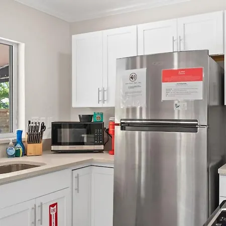 Wills Off Wilton Drive 2 Bed And 1 Bath Plus Den With Heated Pool-3