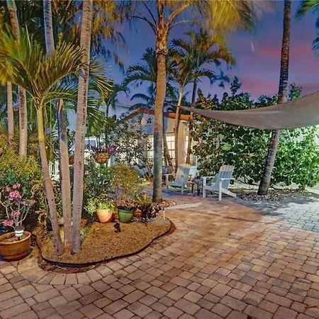Chic Victoria Park Villa With Heated Pool And Spa-3