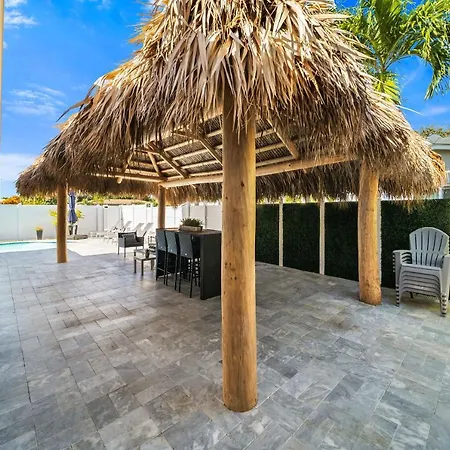 Lovely Home With Backyard Lounge North Ft Lauderdale-3