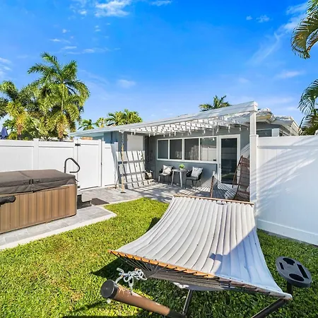 Lovely Home With Backyard Lounge North Ft Lauderdale-2