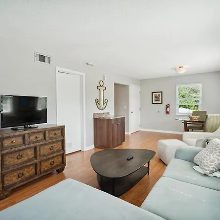 Waterfront Apartment With Shared Pool - Just 10 Mins To Beach! Apts-3