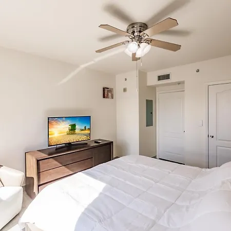 Modern 1B 1B Condo With City & Skyline Views In Las Olas-3