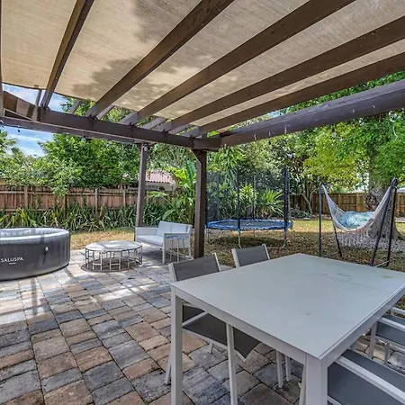 Two Bedroom Residence At Ft Lauderdale With Trampoline, Games & More-3