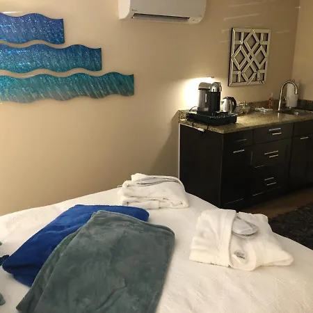 Private Bedroom & Den Suite With Shared Pool & Tropical Garden-3