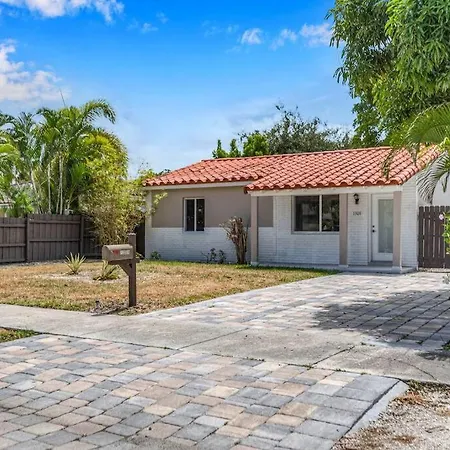 Two Bedroom Residence At Ft Lauderdale With Trampoline, Games & More-2