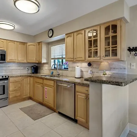 Lovely And Luxurious - Pool, Hot Tub, Pet Ok, 1 Mile To Beach, Perfect Florida Vacation! 4850 Unit A Home-2