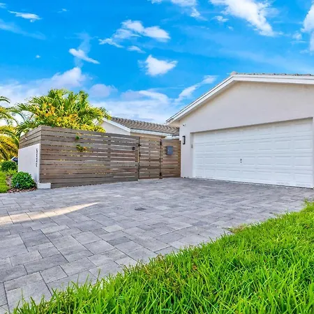 Gorgeous 4Bd/3Ba Villa.Close To The Ocean.Heated Pool!-3