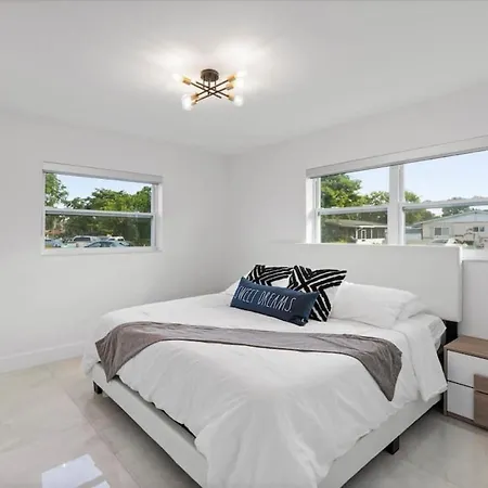 Newly Renovated Modern House 3Br2-3