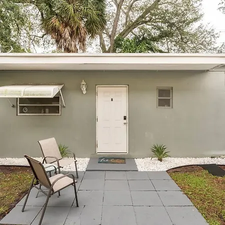 Pet Friendly / Fenced Yard / Near Beach & Downtown-3