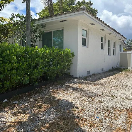 Comfy Home Minutes From Warm Sandy Beaches And Popular Restaurants!-2