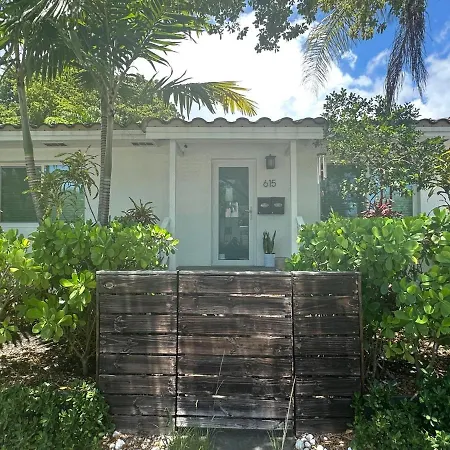 Comfy Home Minutes From Warm Sandy Beaches And Popular Restaurants!-3