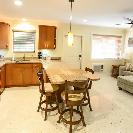Paradise Vacation Suites #1 - One Bedroom With Pool - Walk To Wilton Drive Bars & Restaurants-3
