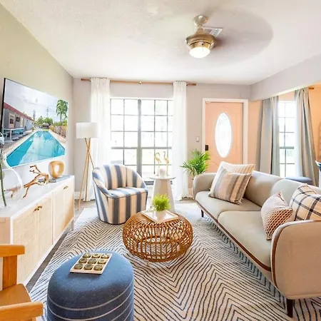Poolside - 3Br - Pool - Sun Loungers-2