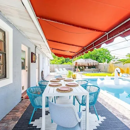Poolside - 3Br - Pool - Sun Loungers-3