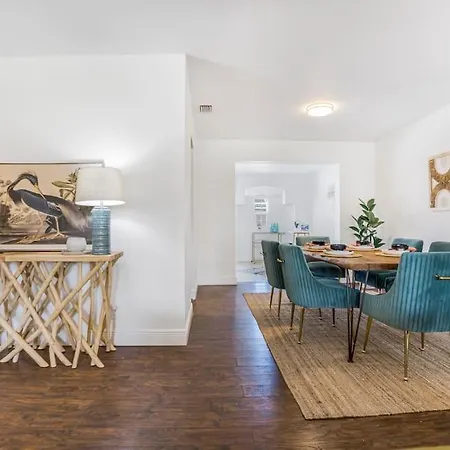 Remodeled - 3Br - Pool-2