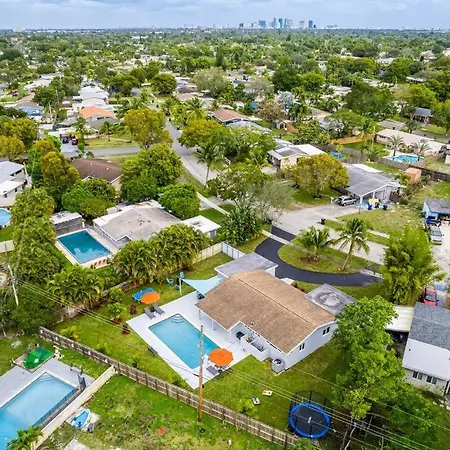 Spacious 5 Bedrooms With Large Pool, 12 Minutes To The Ocean-3