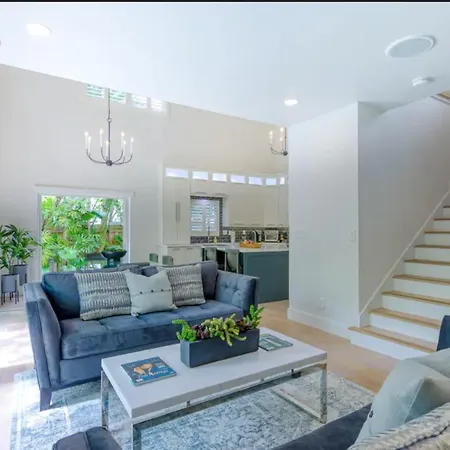 Luxe Victoria Park, King Ensuite, Pool, Walk To Las Olas, Starlink-3