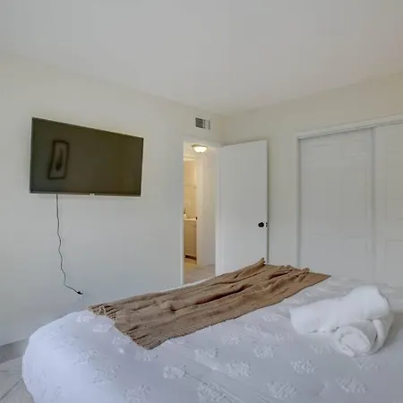 Pool ,15 Min Beach ,King Bed ,Airport & Cruise Port, 2-2