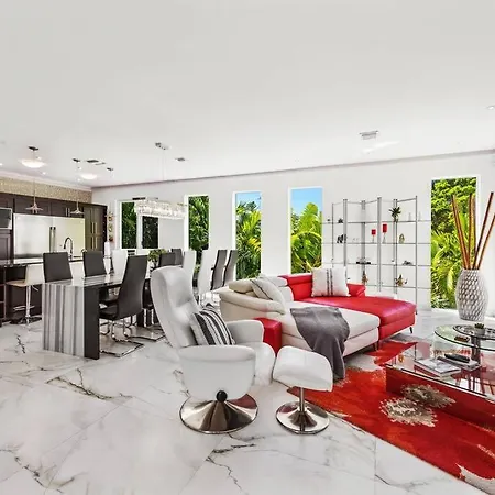 Stunning Modern Luxury Home With Pool & Roof Deck.-2