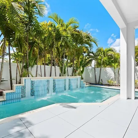 Stunning Modern Luxury Home With Pool & Roof Deck.-3