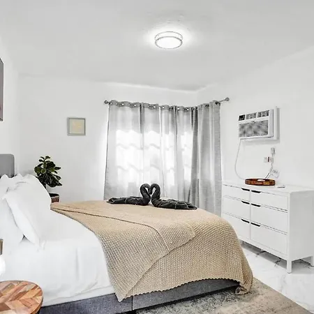 Stylish Fort Lauderdale Apartment Walking Distance To A Beach-2