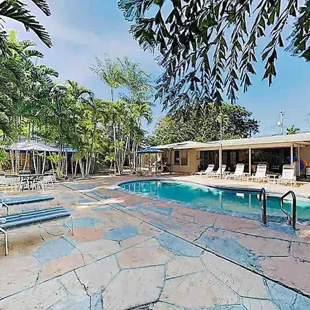 Tropical Cottage For 2, Big Back Yard, Shared Pool-3