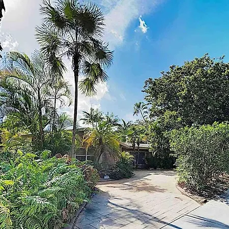 Tropical Cottage For 2, Big Back Yard, Shared Pool-2