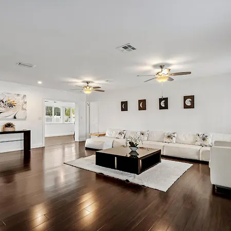 Gorgeous Open Concept 4 Bedroom With Heated Pool And Lounge Area-3