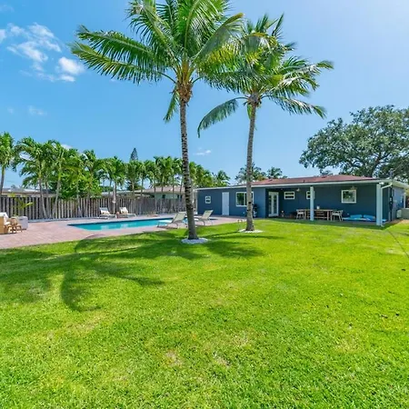 Backyard Oasis 5 Minutes From Hard Rock Casino Villa-3