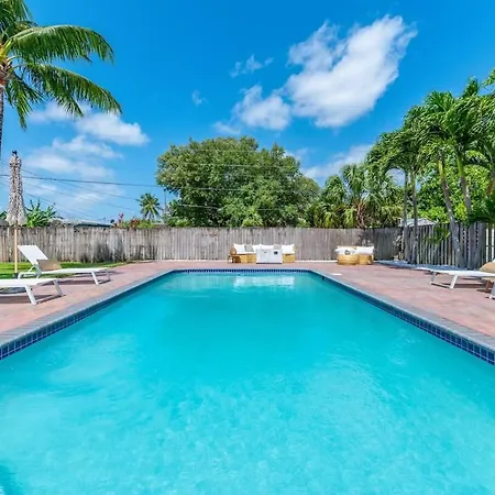 Backyard Oasis 5 Minutes From Hard Rock Casino Villa-2
