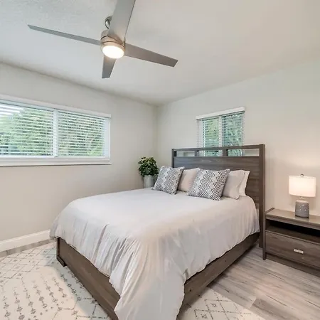 Chic Home Near Airport Port Everglades & Casino-2
