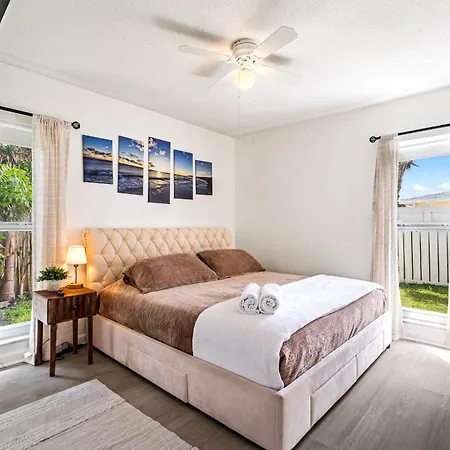 Gorgeous Open Concept 4 Bedroom With Heated Pool And Lounge Area-2