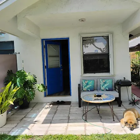 Stylish One-Bedroom Apartment And Beautiful Garden!-2