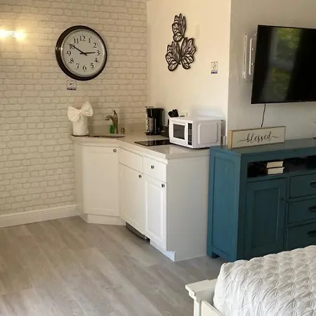 Steps To The Beach -Renovated Studio Unit #1-3