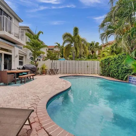 Wow Wow Amazing Location! Heated Pool Two And Half Blocks To Sand In Your Toes!-3