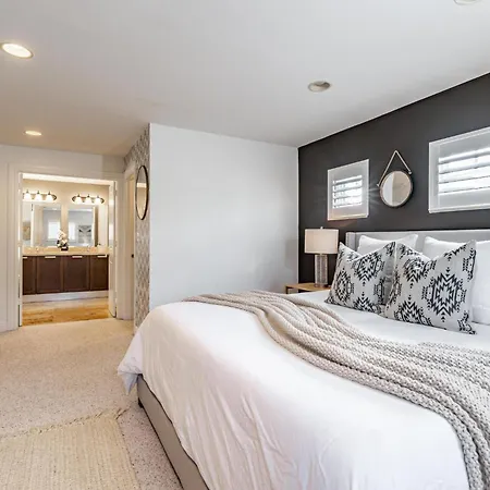 Fern Residence-Spacious, Backyard-Downtown & Beach-2