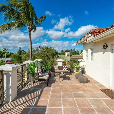 Fern Residence-Spacious, Backyard-Downtown & Beach-3