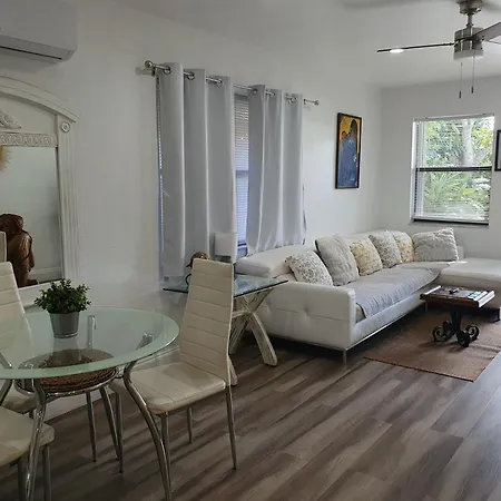 Stylish One-Bedroom Apartment And Beautiful Garden!-3