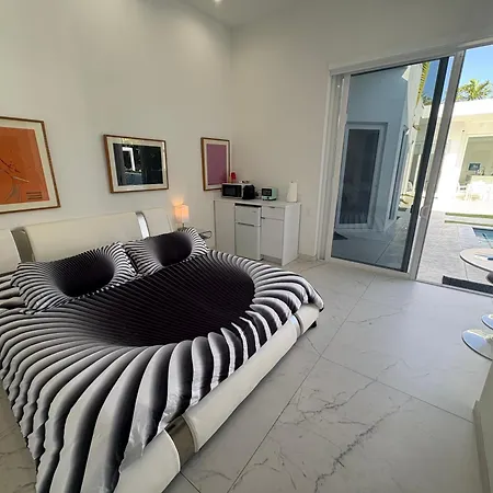 Men Only Clothing Option Guesthouse Near Wilton Manors-2