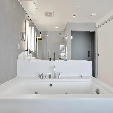 Luxury Corner 1 Bedroom W Residence With Fantastic Intercoastal Views, Pool & Hot Tub-2