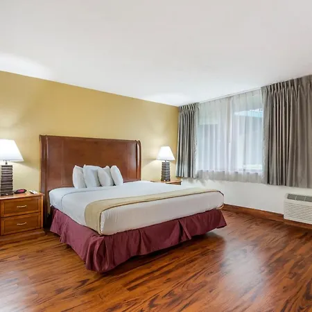 Travelodge By Wyndham Fort Lauderdale Beach-3